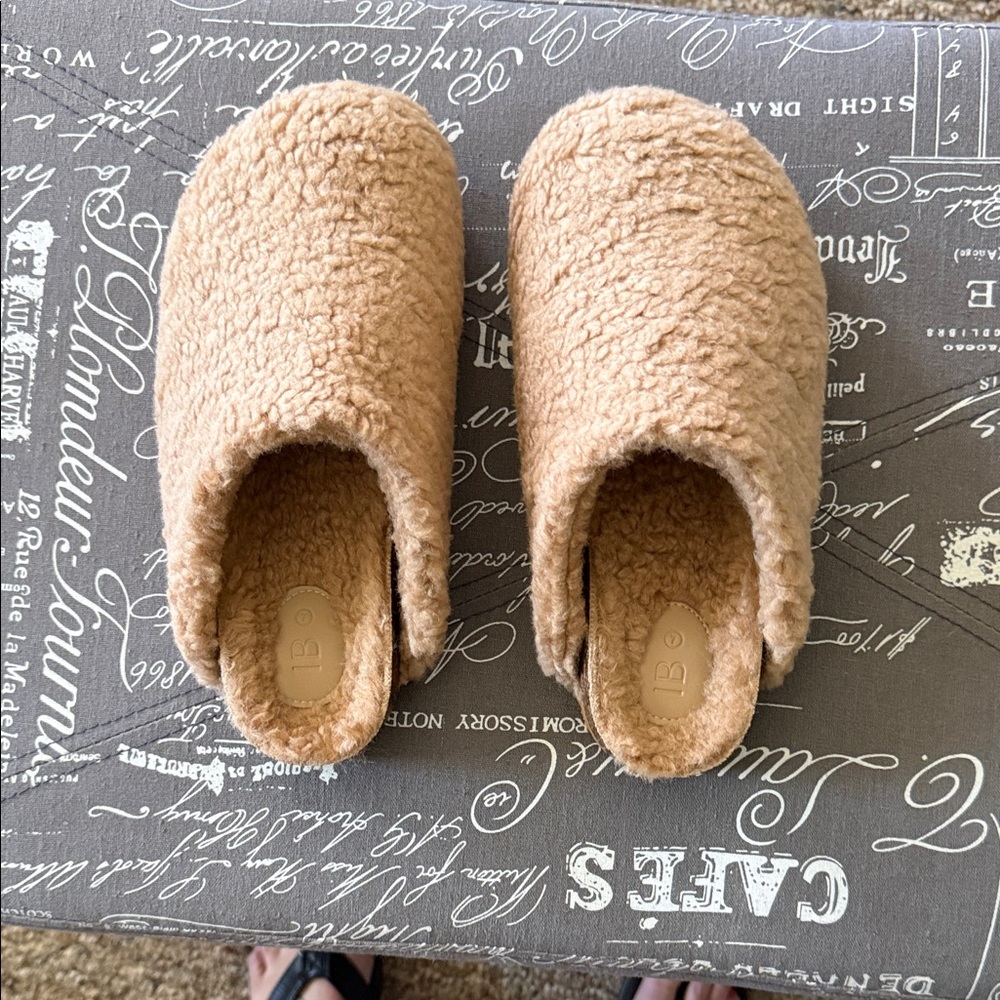 Cozy Sherpa Slip-On Clog - Camel Never worn